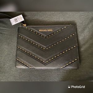 Michael Kors blk flat clutch